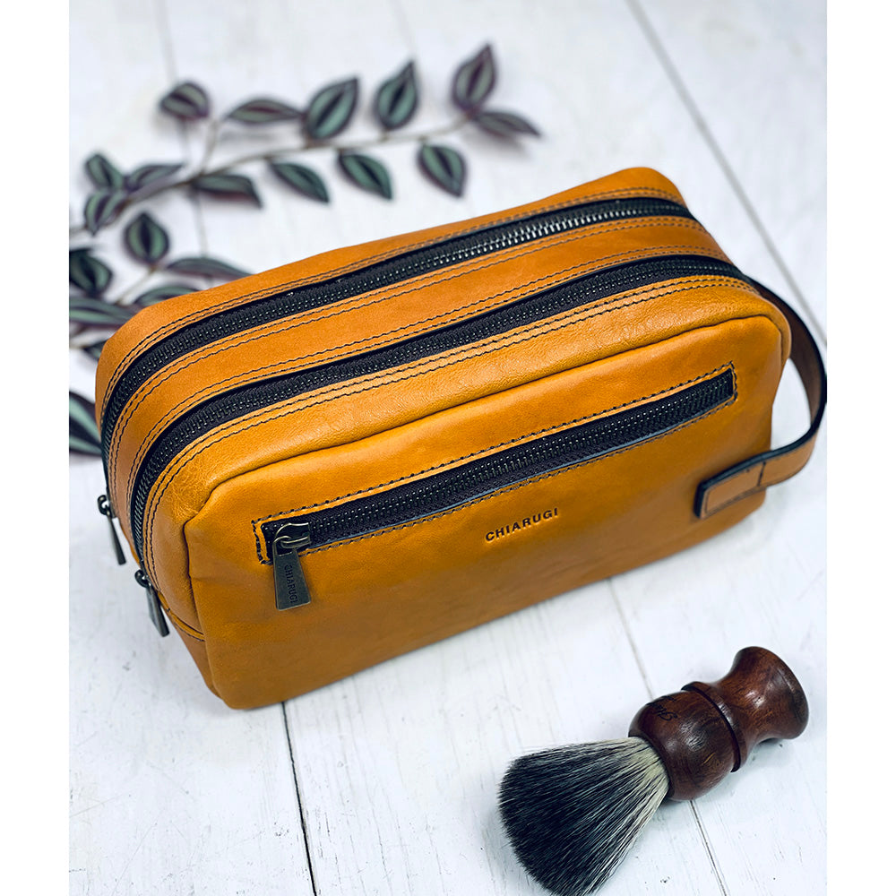 Okrankeltainen nahkainen toilettilaukku ⎪ Old Tuscany ⎪ Chiarugi