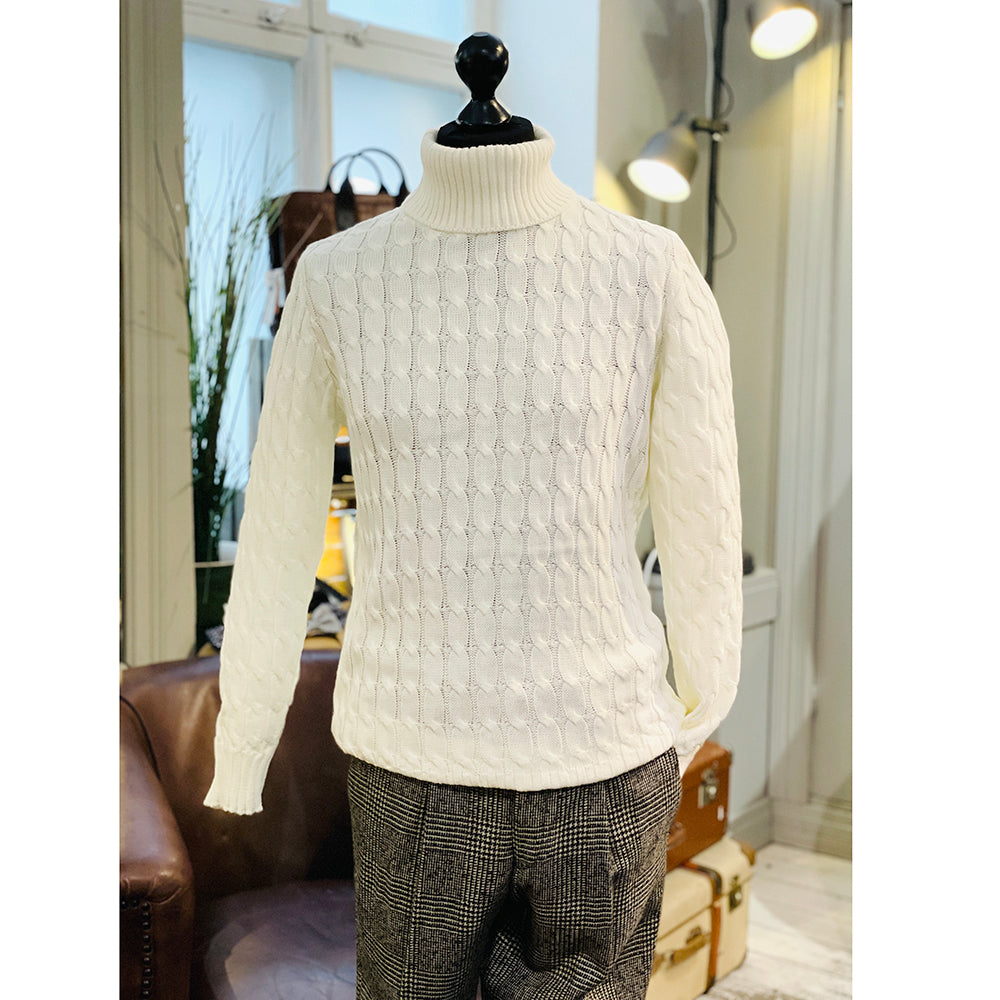 Valkoinen palmikkoneule poolokauluksella ⎪ Turin ⎪ Circus Donati Fausto