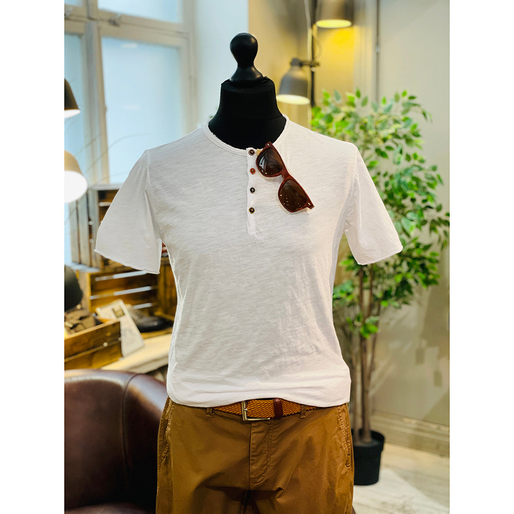 Valkoinen t-paita napeilla⎪ Circus Red