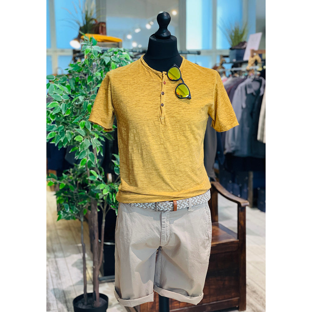 Keltainen t-paita napeilla⎪ Circus Red