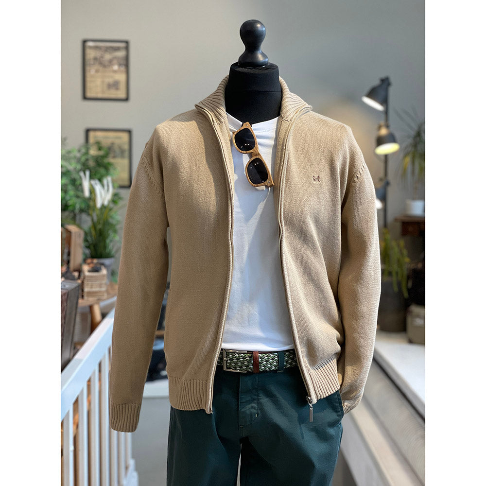Hellbraune Strickjacke mit Reißverschluss ⎪ Manuel ⎪C. Mikelo