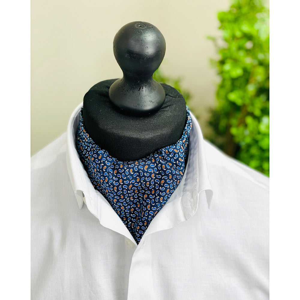 Dunkelblaues Ascot-Tuch ⎪Giorgio Redaelli