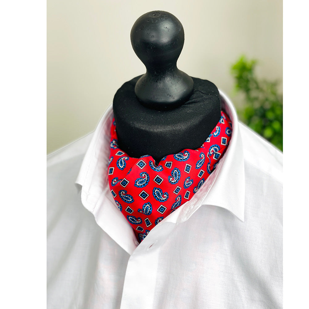 Rotes Ascot-Tuch mit blauem Muster⎪ Giorgio Redaelli