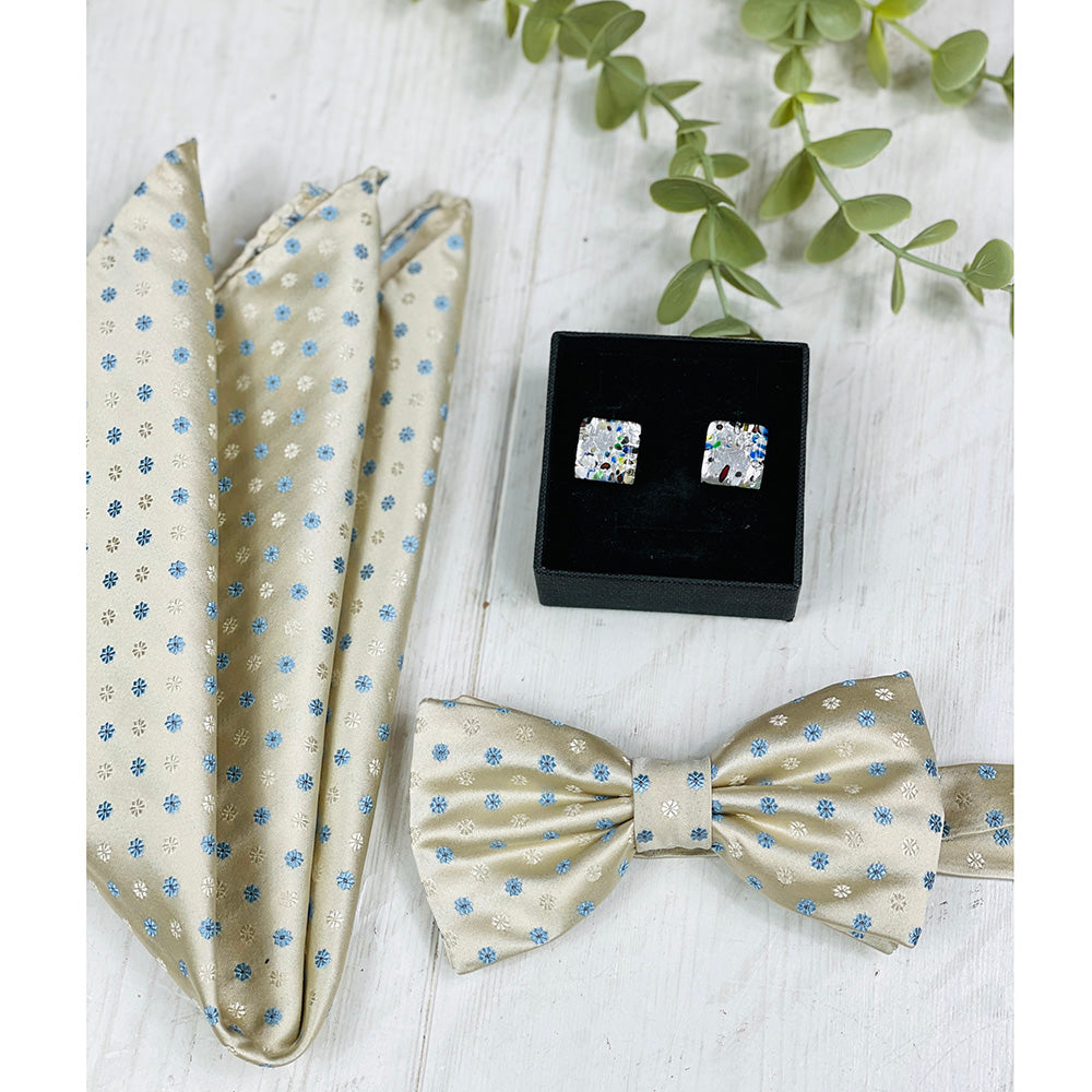 Champagne-colored bow tie with a light blue pattern ⎪ Giorgio Redaelli