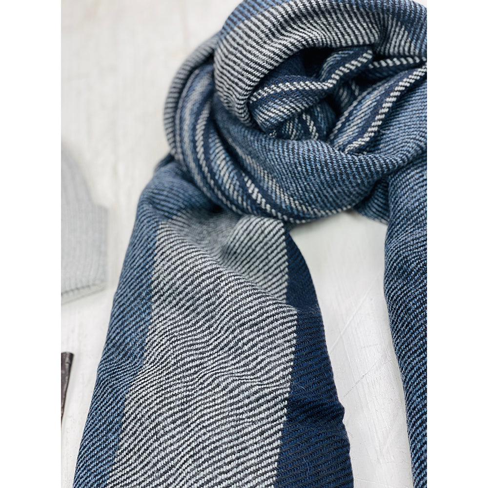 Siniharmaa raidallinen kaulahuivi ⎪ Bojua