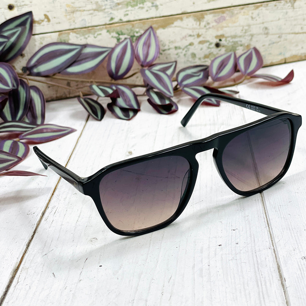 Schwarze Sonnenbrille mit getönten Gläsern⎪ Self Smoke⎪ JohNocera
