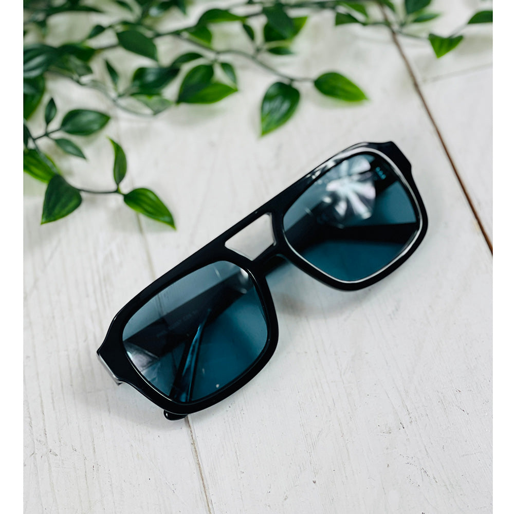Schwarze Sonnenbrille mit bläulichen Gläsern⎪ Phil ⎪ JohNocera