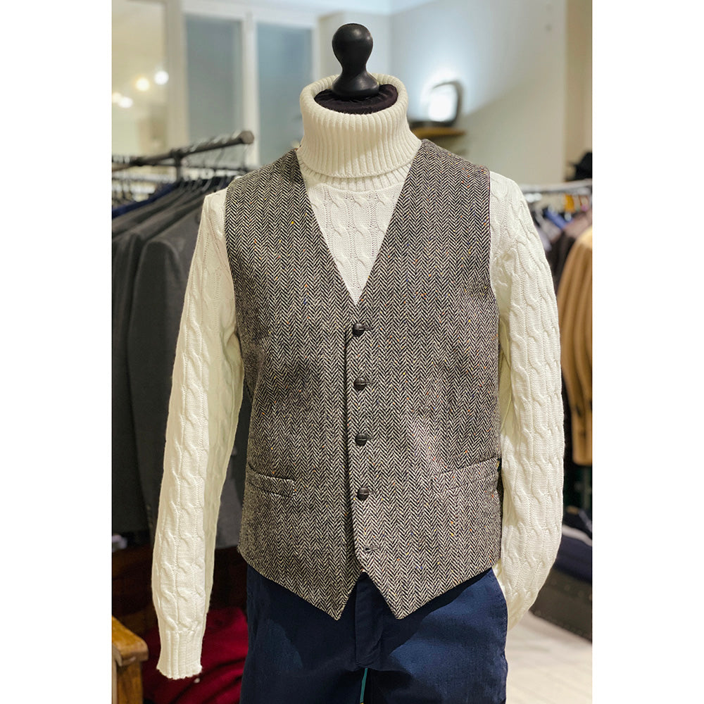 Vaaleanruskea kalanruotokuvio tweed- liivi ⎪ Mucros Weavers