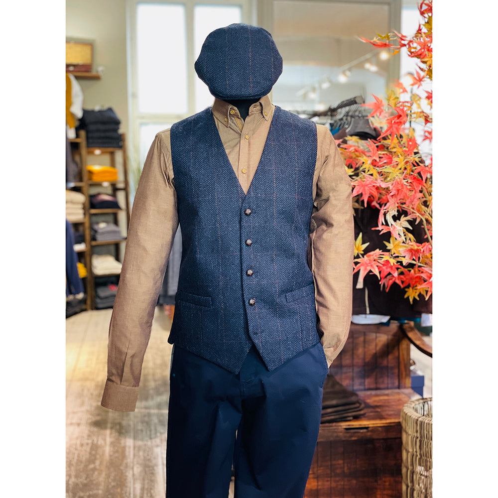 Tummansininen ruudullinen tweed- liivi ⎪ Mucros Weavers