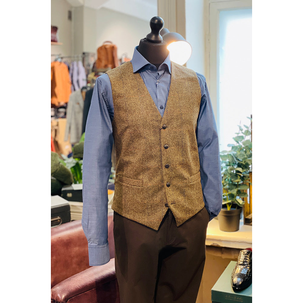 Vaaleanruskea ruudullinen tweed- liivi ⎪ Mucros Weavers