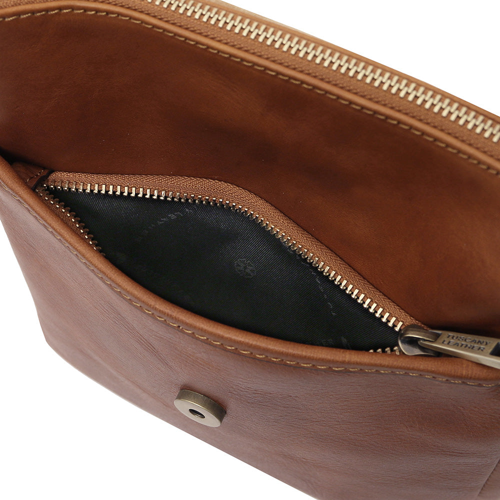 Small honey-colored messenger bag ⎪John ⎪TL