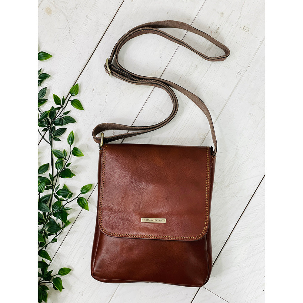 Small honey-colored messenger bag ⎪John ⎪TL