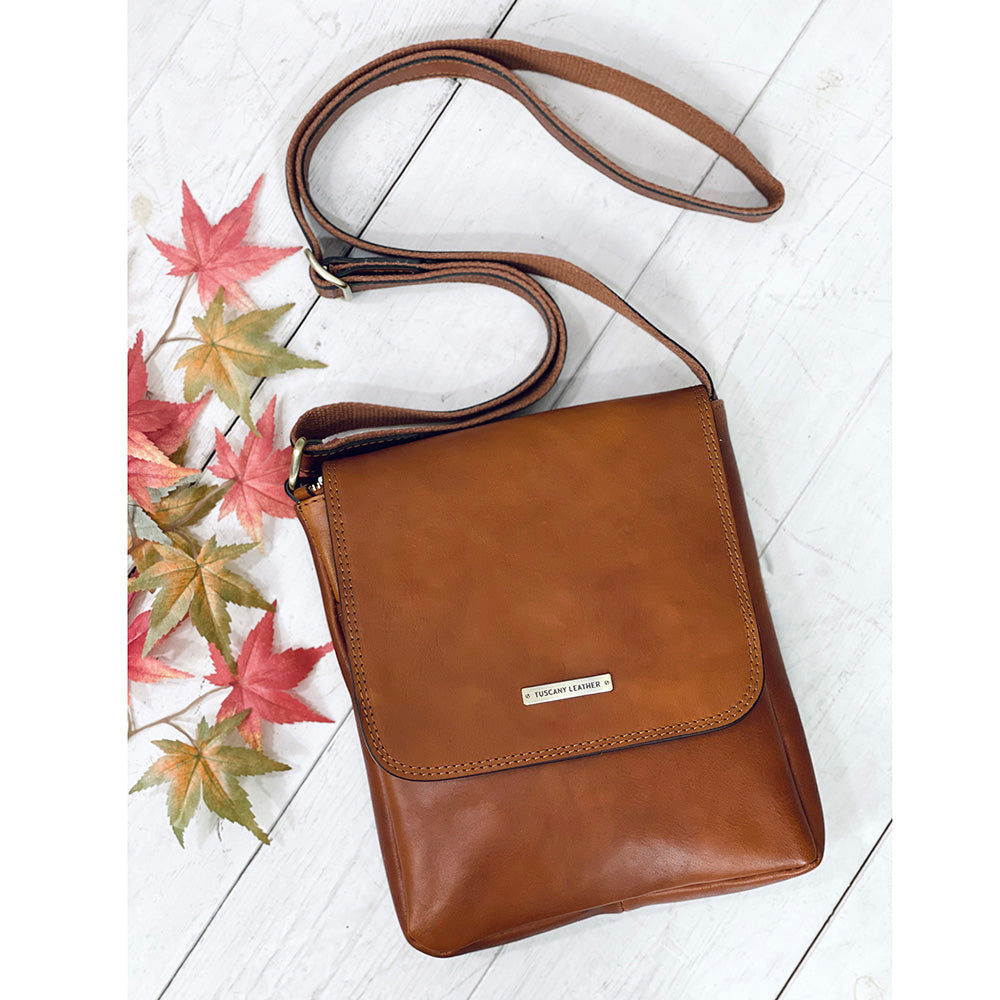 Small honey-colored messenger bag ⎪John ⎪TL
