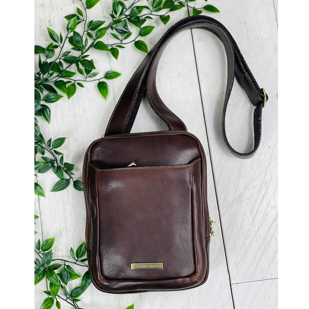 Pieni matta tummanruskea messenger väska ⎪ Mark ⎪ Tuscany Leather