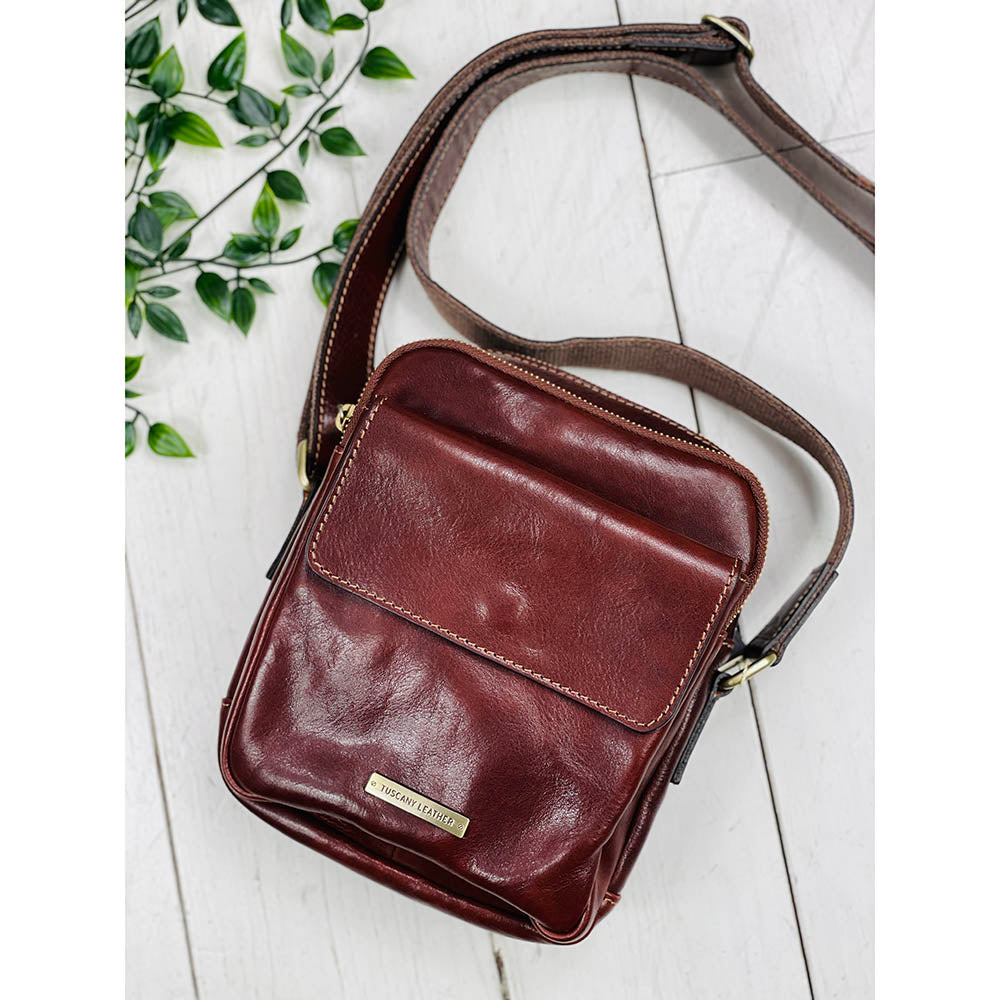 Pieni ruskea messenger nahkalaukku ⎪ Larry ⎪ Tuscany Leather