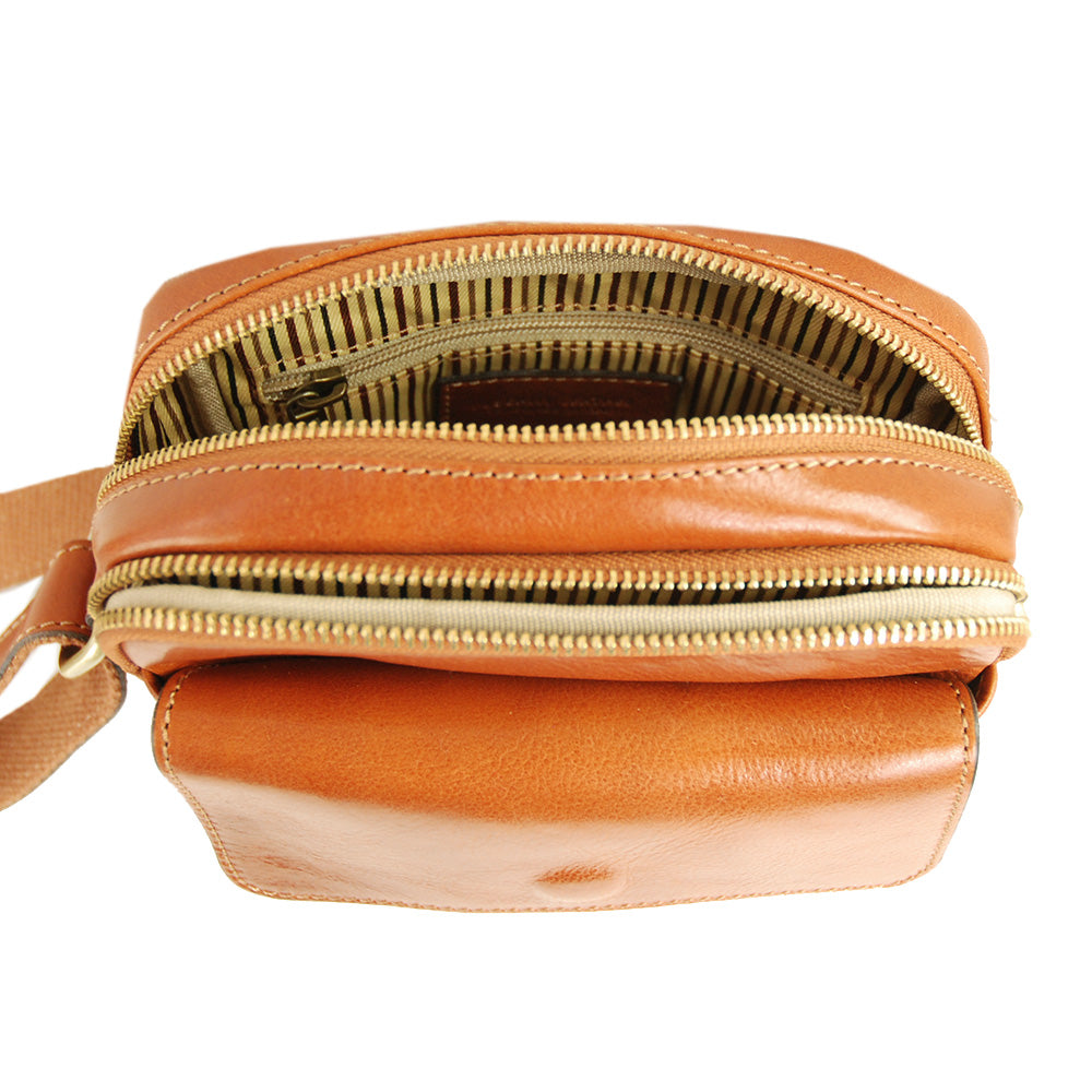 Pieni hunajan värinen messenger nahkalaukku ⎪ Larry ⎪ Tuscany Leather