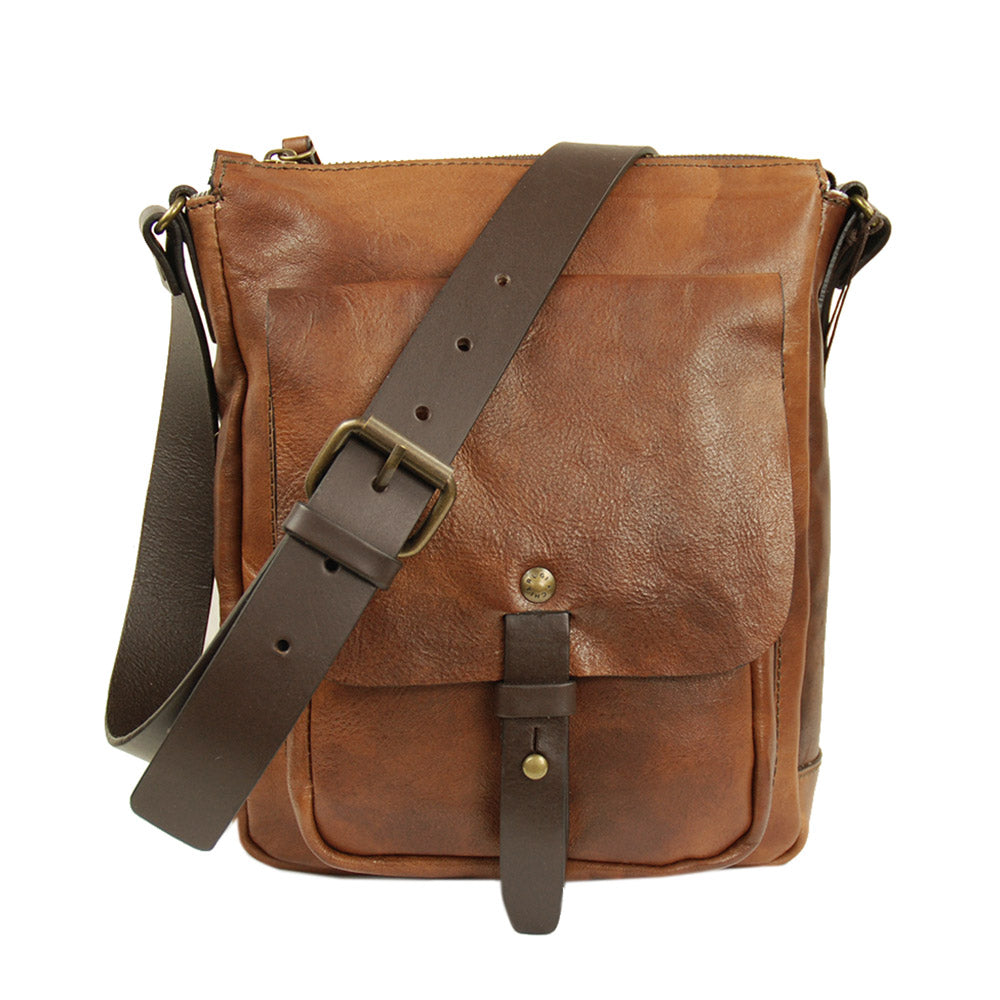 Pieni ruskea messenger laukku taskulla ⎪ Old Tuscany⎪ Chiarugi