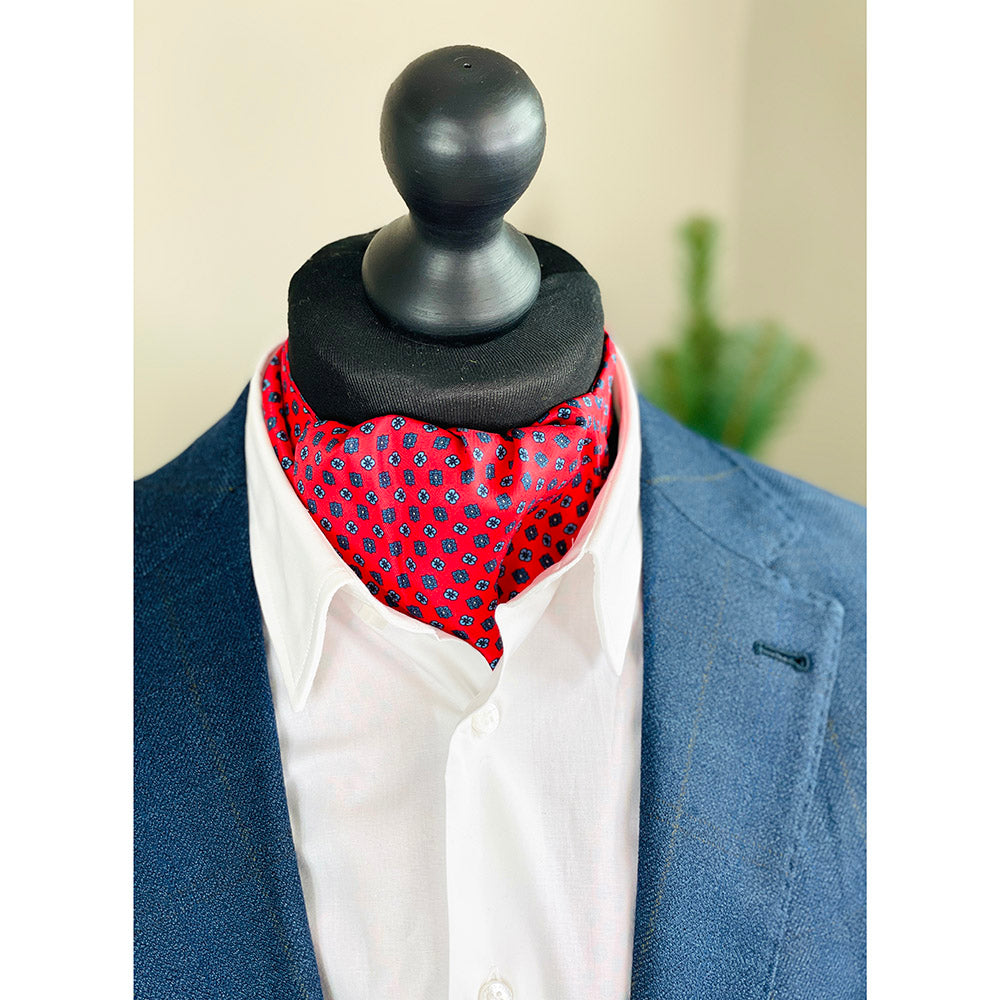 Leuchtend rotes Ascot-Tuch ⎪Giorgio Redaelli