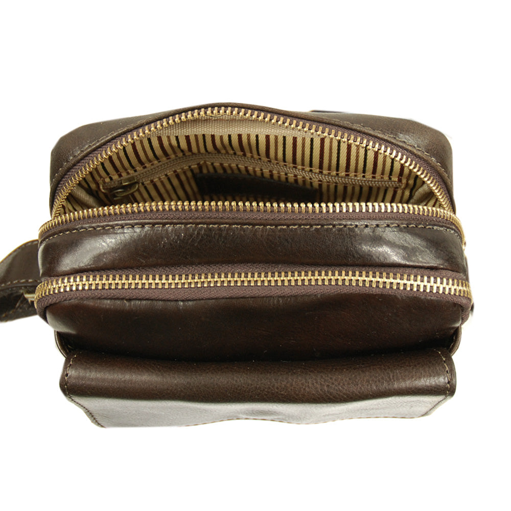 Pieni tummanruskea messenger nahkalaukku ⎪ Larry ⎪ Tuscany Leather
