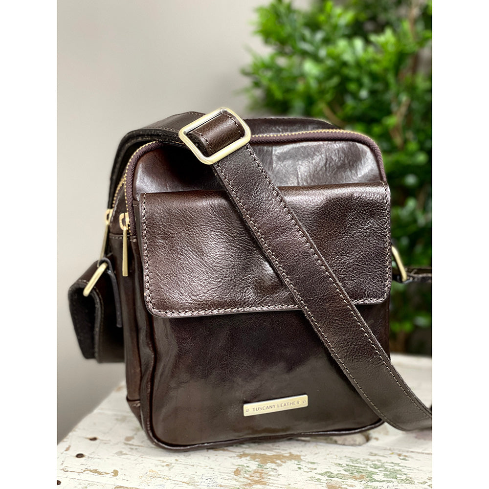 Pieni tummanruskea messenger nahkalaukku ⎪ Larry ⎪ Tuscany Leather