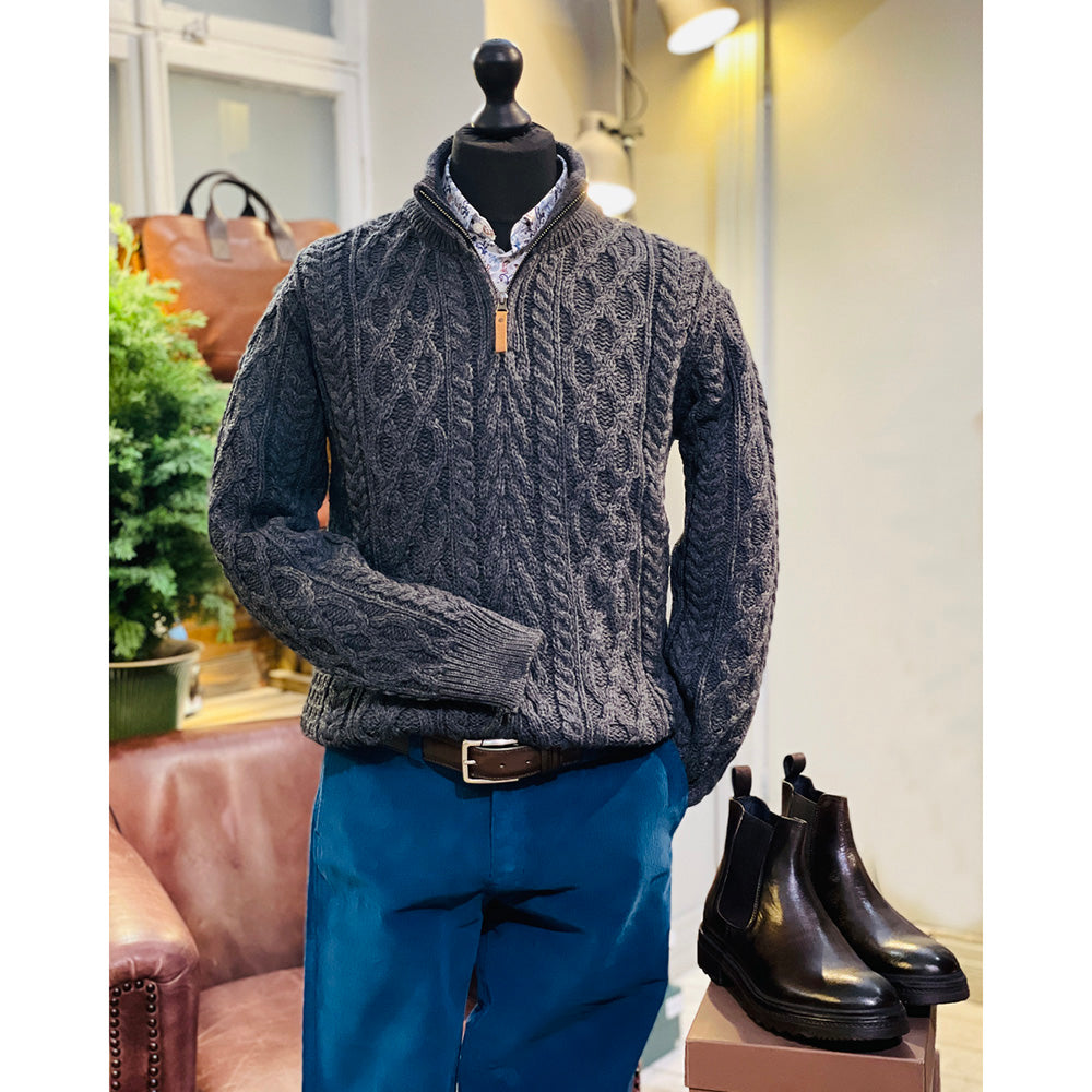 Harmaa merinovilla neulepaita vetoketjulla ⎪ Charcoal ⎪ Aran Crafts