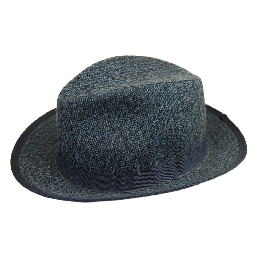 Sininen hattu kuviolla ⎪ Bojua