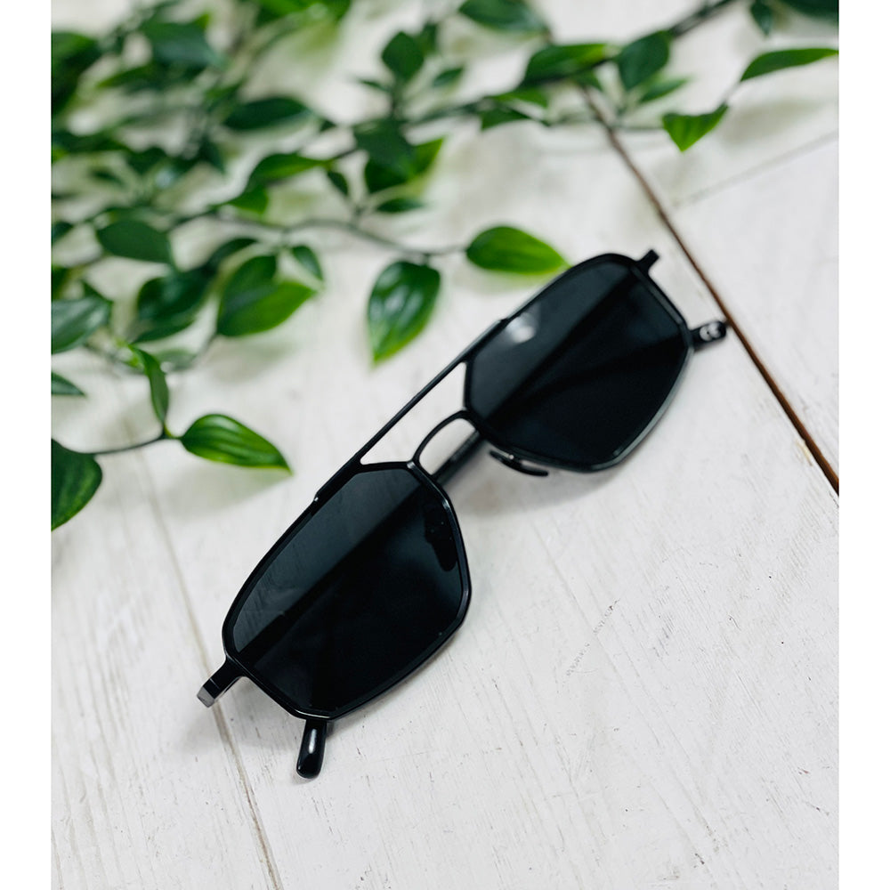 Schwarze Sonnenbrille mit dunklen Gläsern ⎪ Advance ⎪ JohNocera