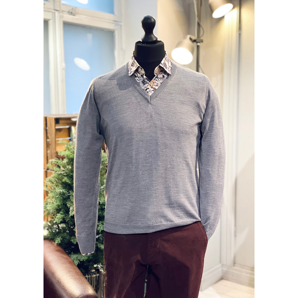 Grey V-neck merino wool sweater ⎪ Malagrida