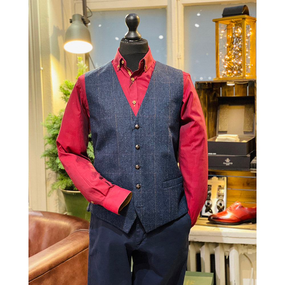 Dunkelblau karierte Tweed-Weste ⎪ Mucros Weavers
