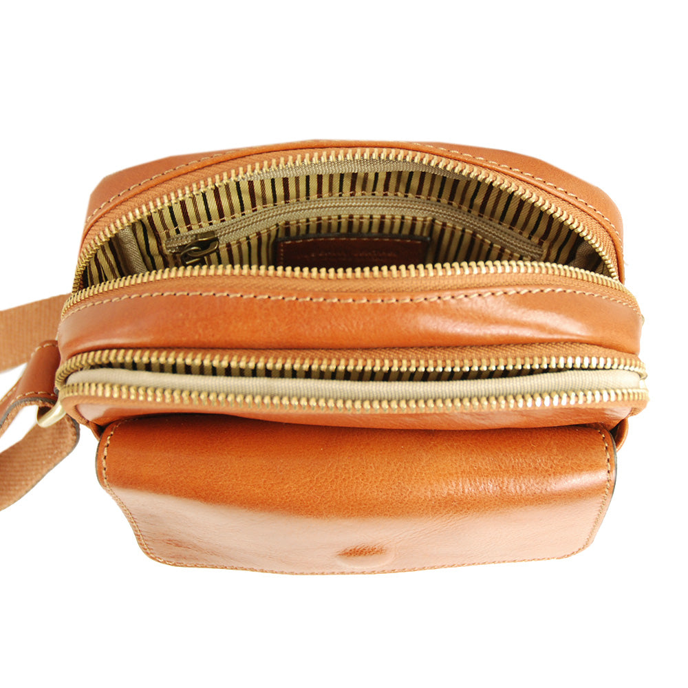 Pieni hunajan värinen messenger nahkalaukku ⎪ Larry  ⎪ Tuscany Leather