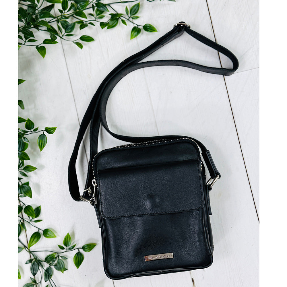 Small matte black leather messenger bag ⎪ Larry ⎪ Tuscany Leather